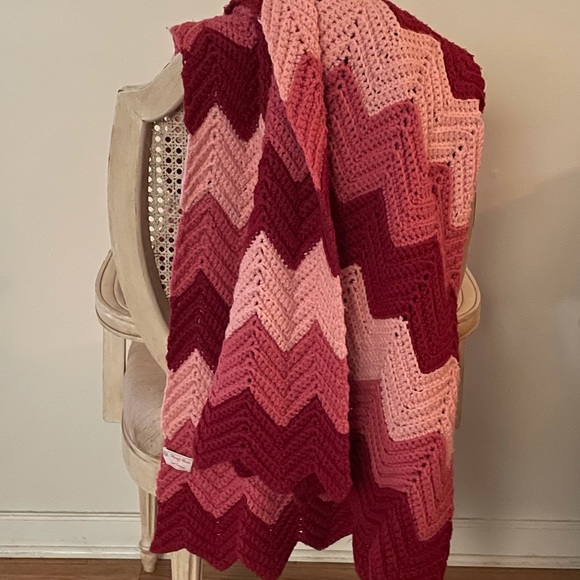 Vintage Handmade Afghan Adorable shades of Pink 🌺 - Picture 10 of 16